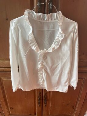 WHITE RUFFLED COLLAR & FRONT LONG SLEEVE BLOUSE. SMALL. NEW!!